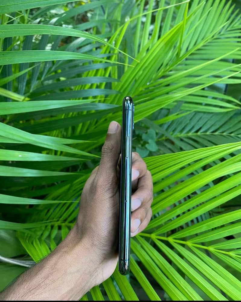 Apple iPhone 11 Pro 4