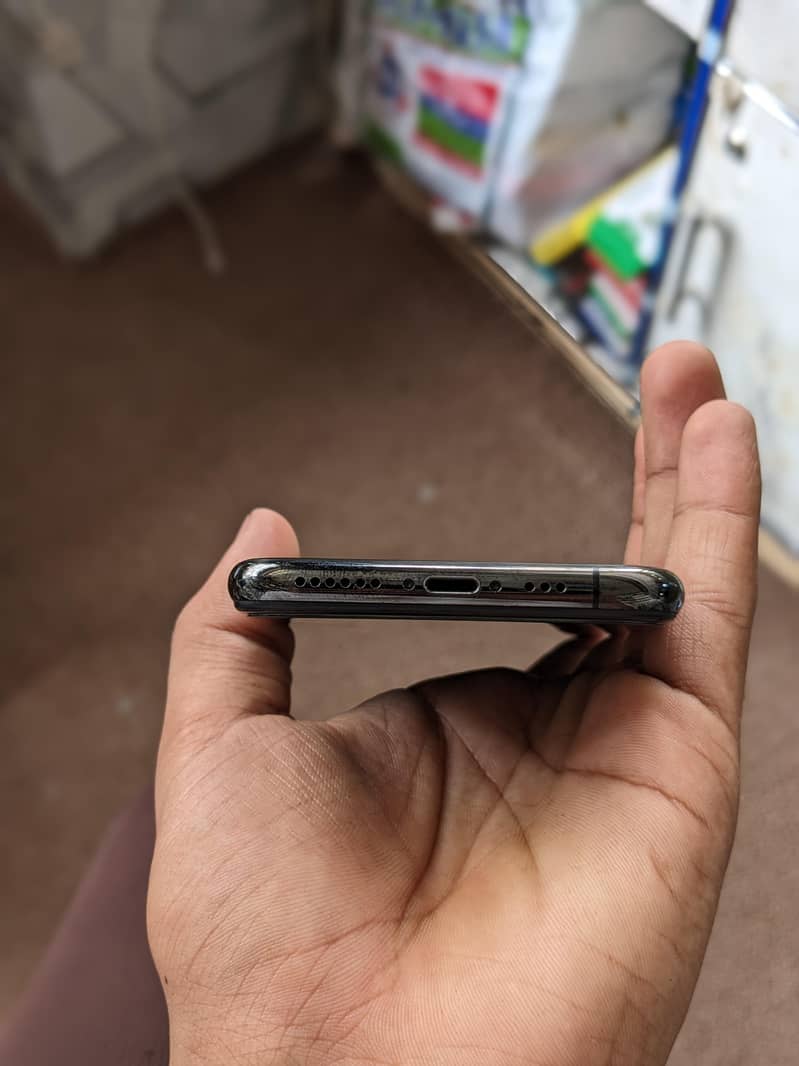 Apple iPhone XS 4