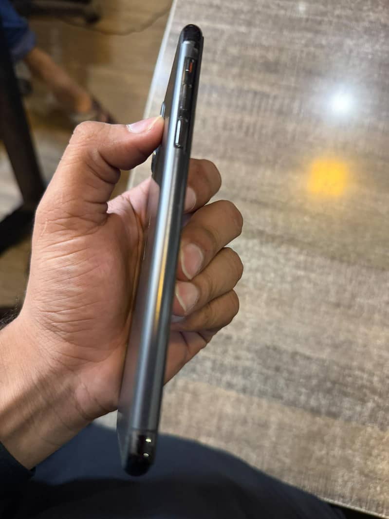 Apple iPhone 11 Pro Max 4