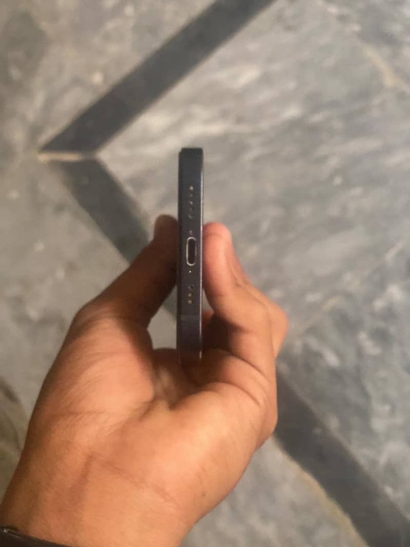 Apple iPhone 12 4