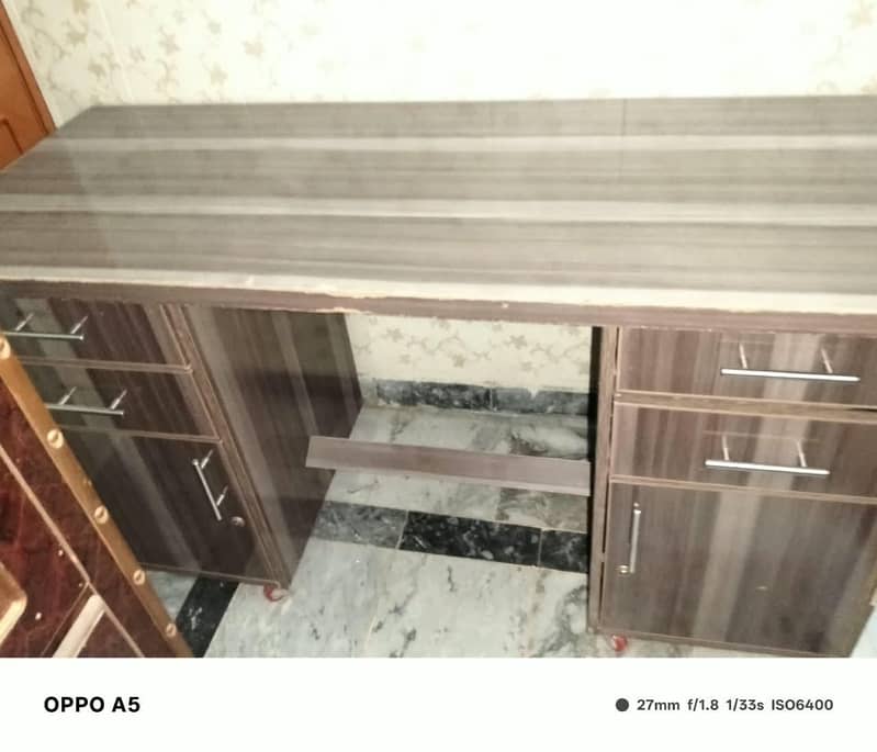 Computer table 0