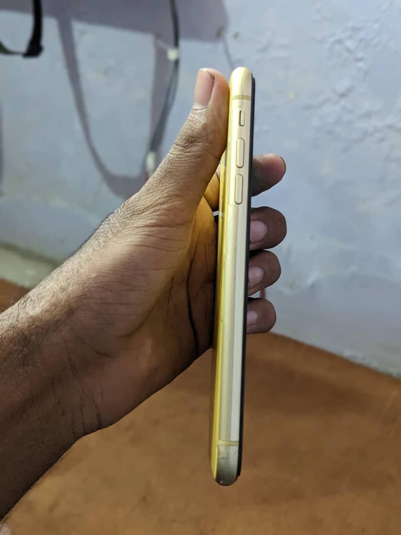 Apple iPhone XR 7