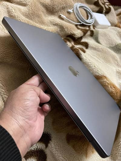 apple Mac book pro m2 max CTO display 16inch