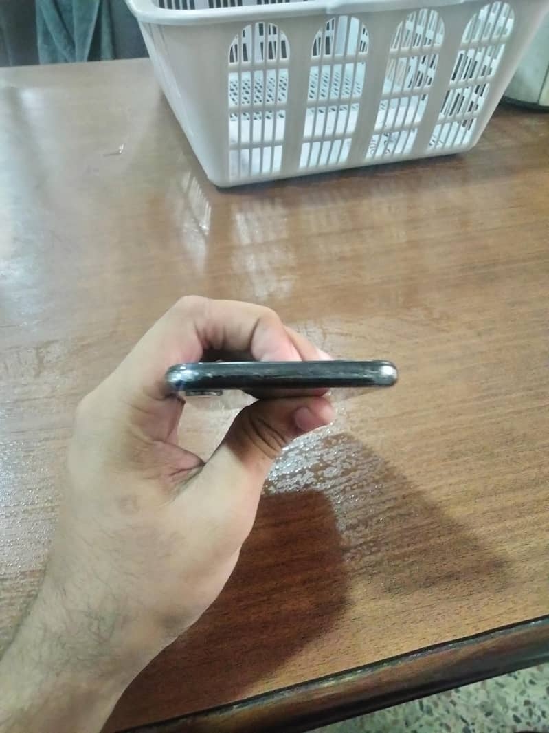Apple iPhone X 4