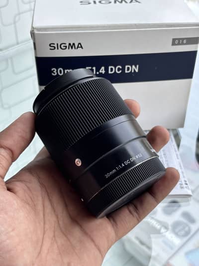 Sigma 30mm F/1.4 - with original box and hood - e-mount