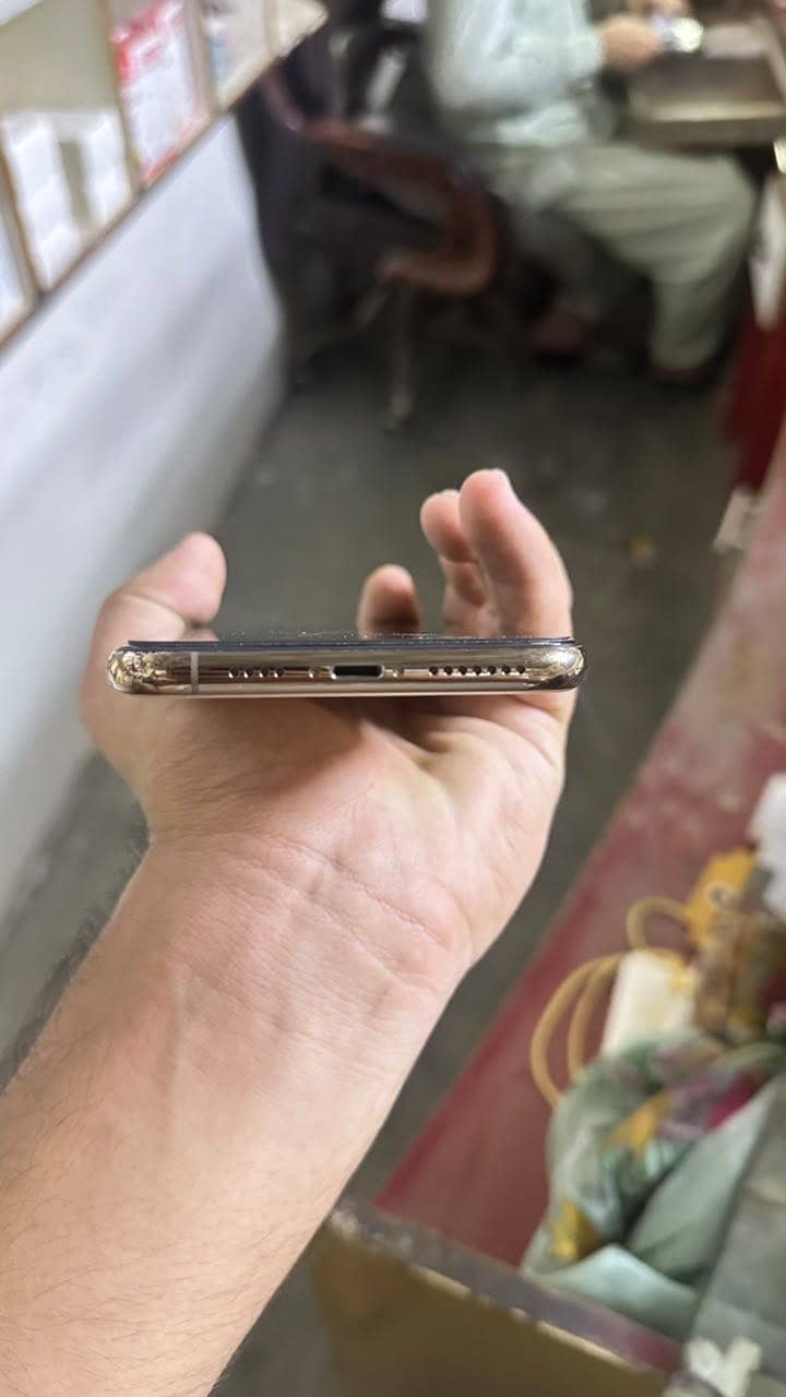 Apple iPhone 11 Pro Max 4