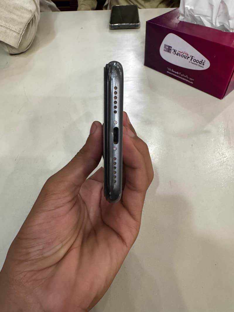 Apple iPhone 11 4