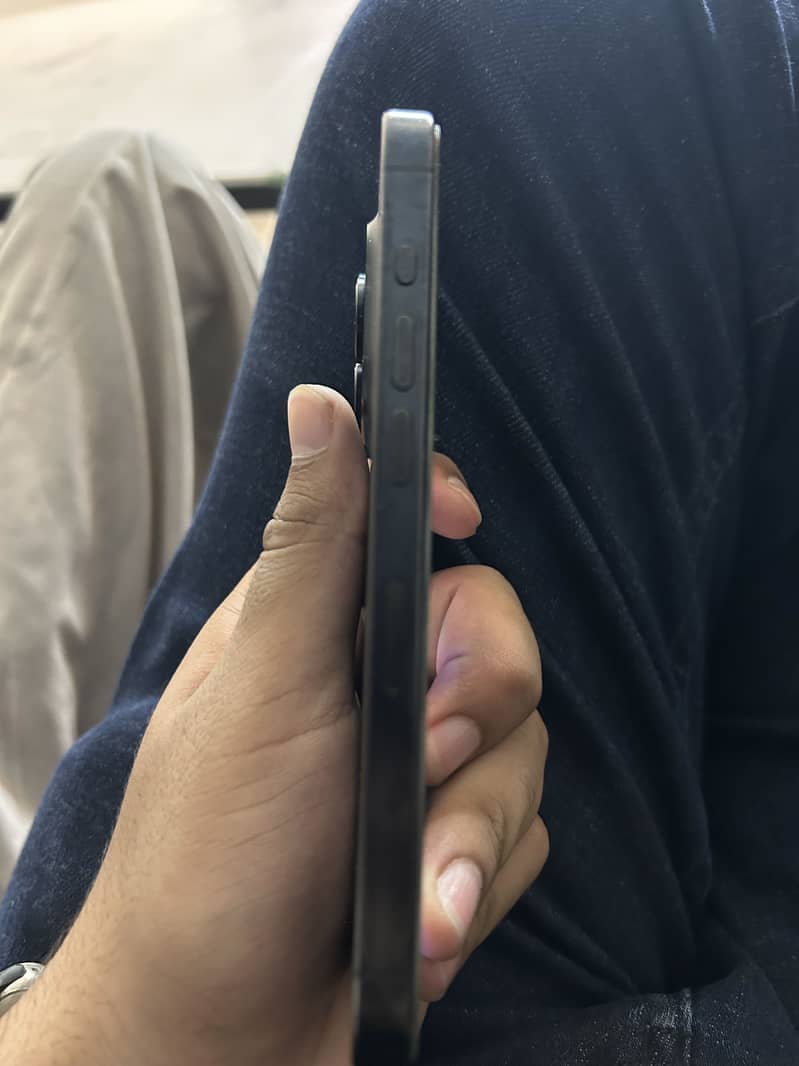 Apple iPhone 15 Pro 4