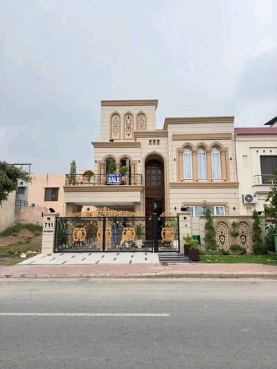 10 Marla Luxury House is Available for Rent in Bahria Town Lahore
