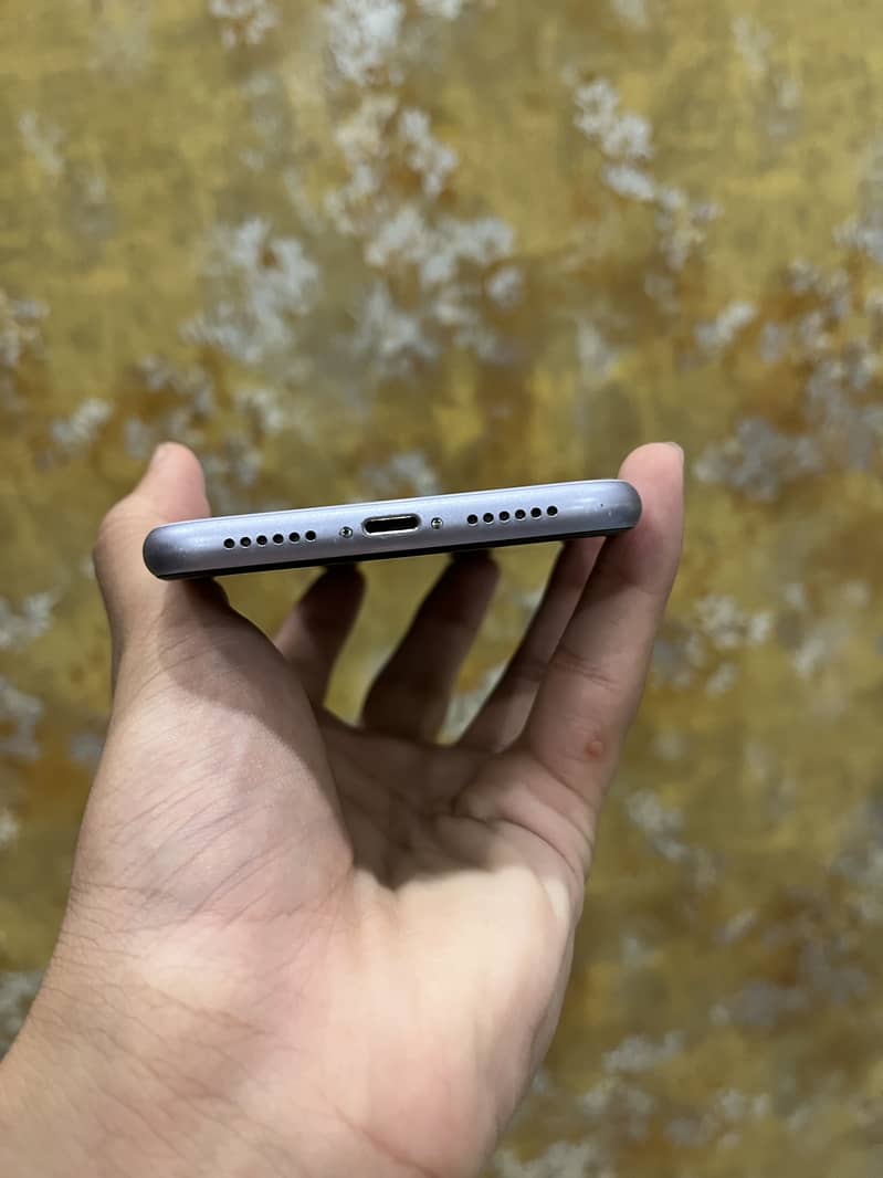 Apple iPhone 11 7