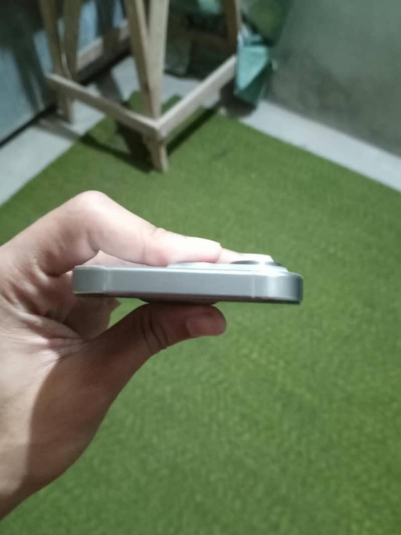 Apple iPhone 15 Pro 4