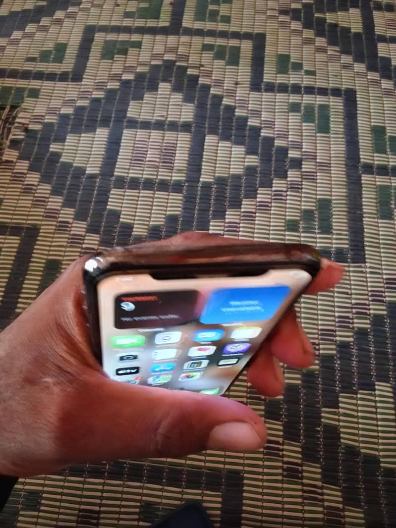 Apple iPhone XS 4
