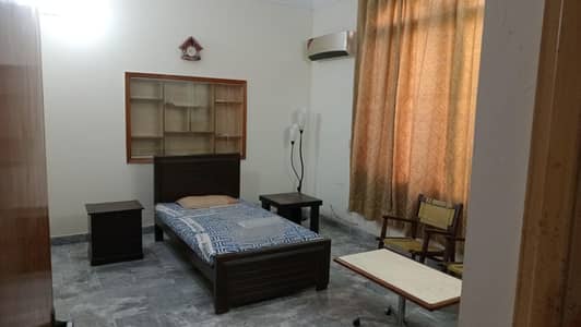 Furnished Room available in Gulberg 3 near Xinhua Mall and Hotel One