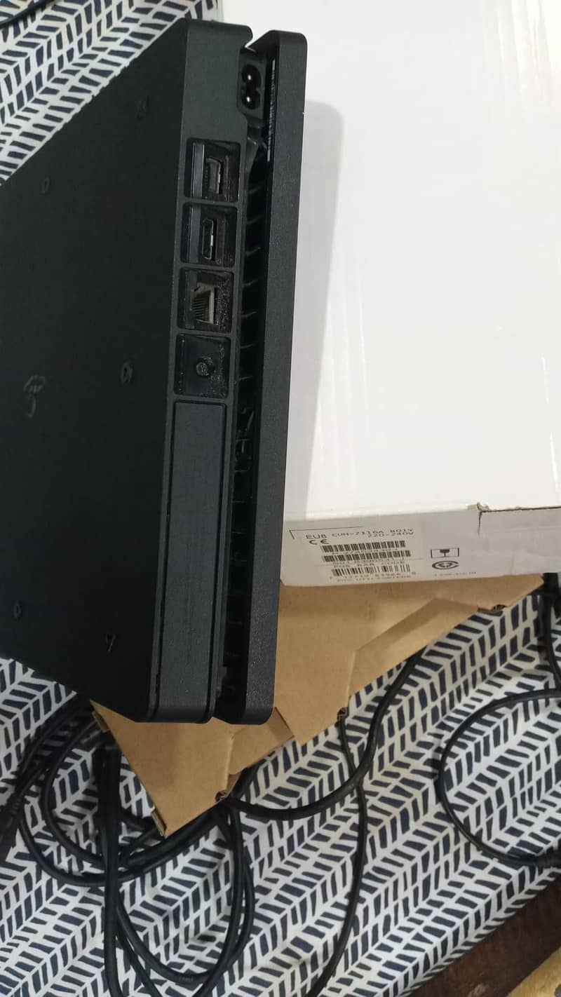 PS 4 Slim 2
