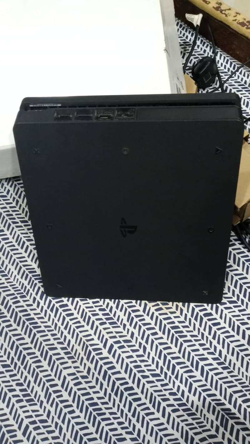 PS 4 Slim 3
