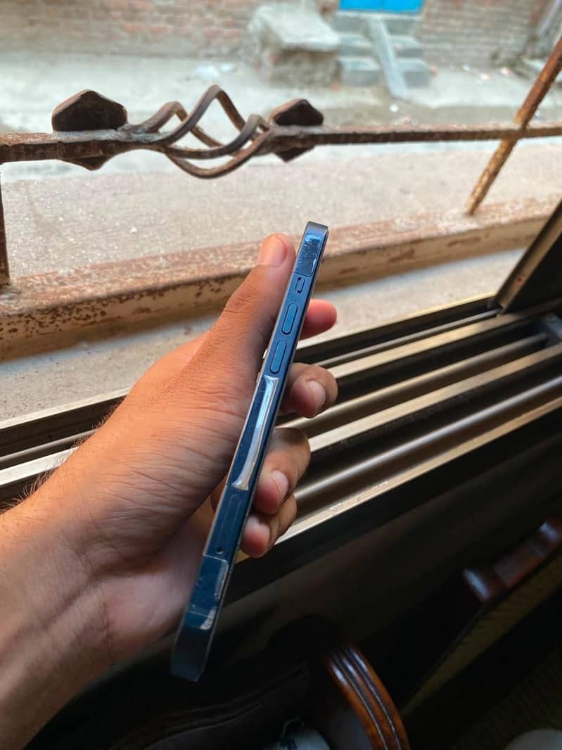 Apple iPhone 13 2