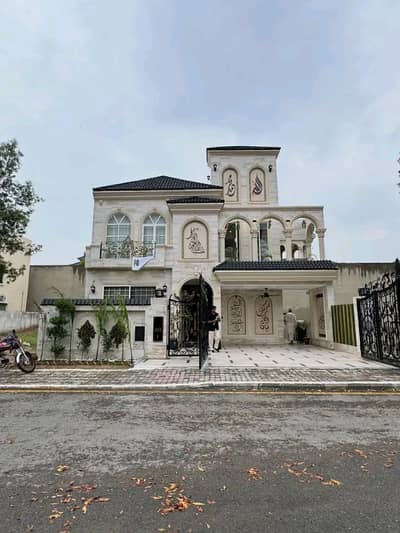 10 Marla Luxury House is Available for Rent in Bahria Town Lahore