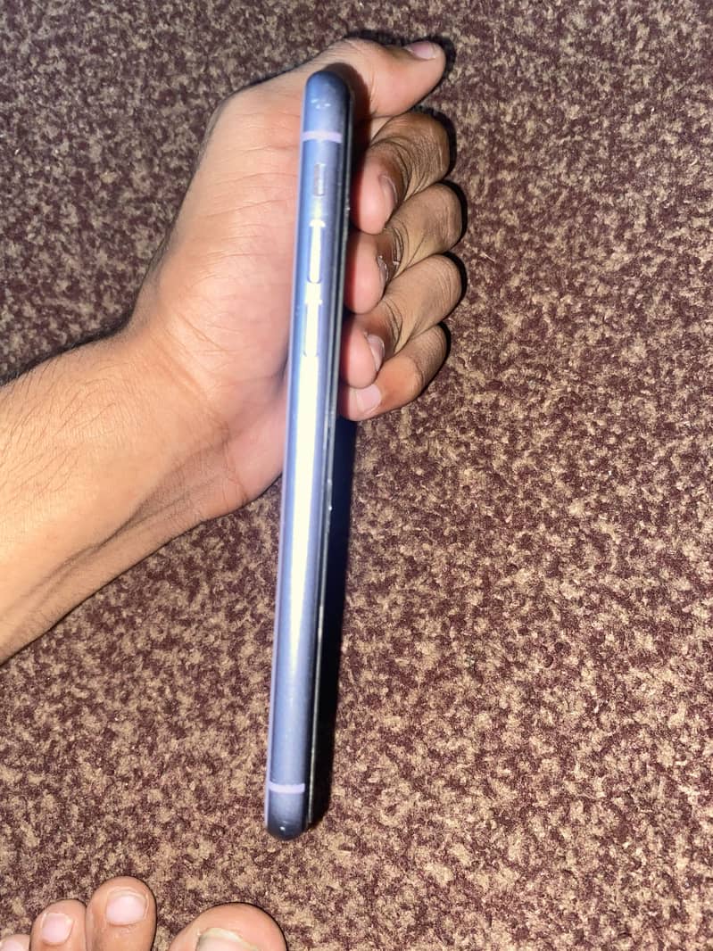 Apple iPhone 11 4