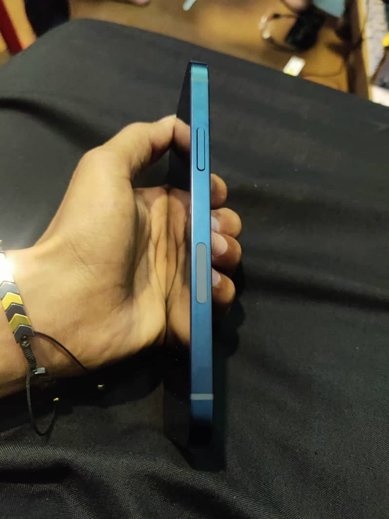 Apple iPhone 12 4