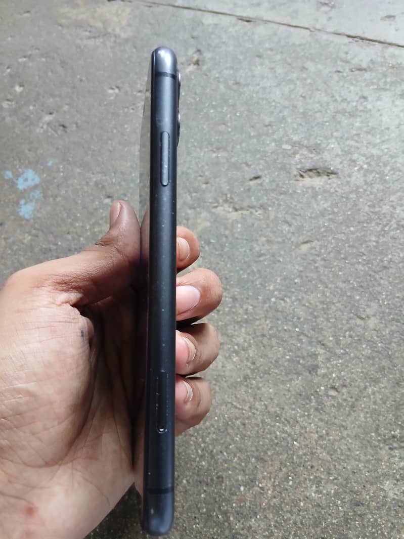 Apple iPhone 11 4