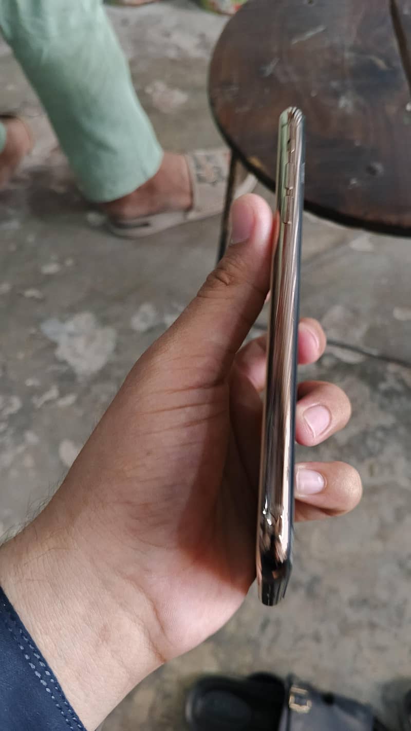 Apple iPhone 11 Pro Max 4