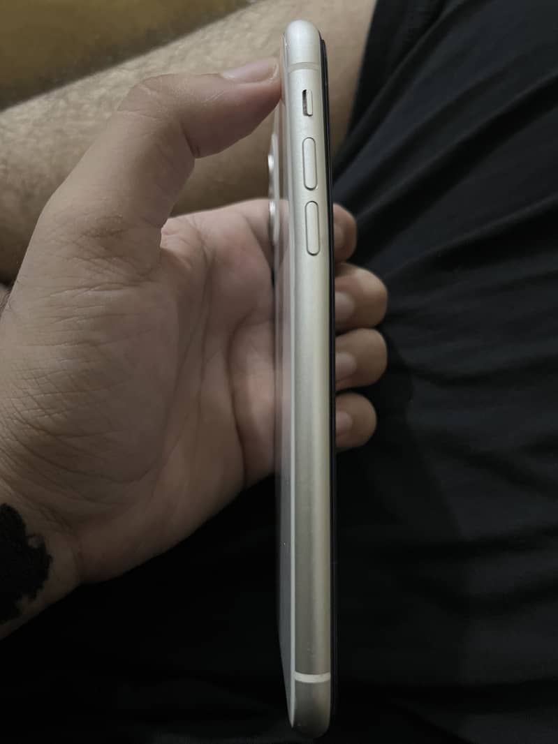 Apple iPhone 11 3