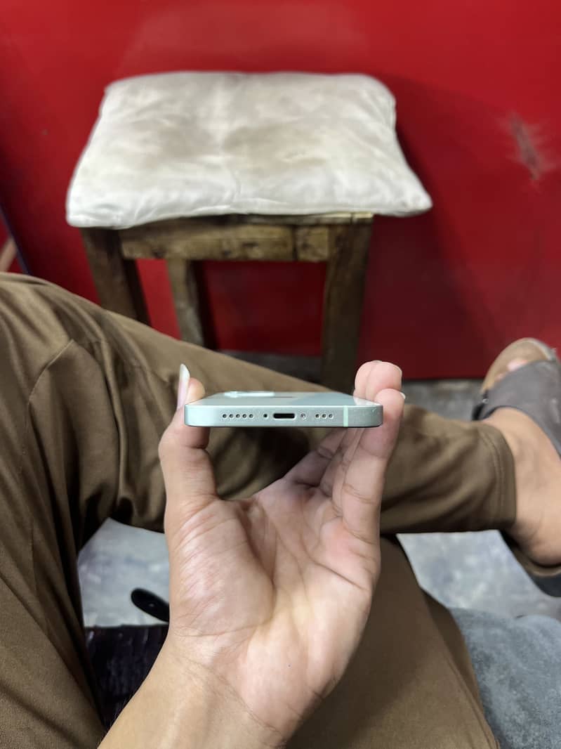 Apple iPhone 12 4