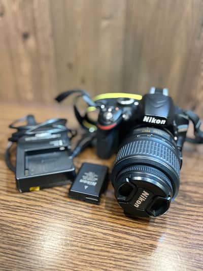 NIKON D3200 DSLR CAMERA — 10/10 CONDITION