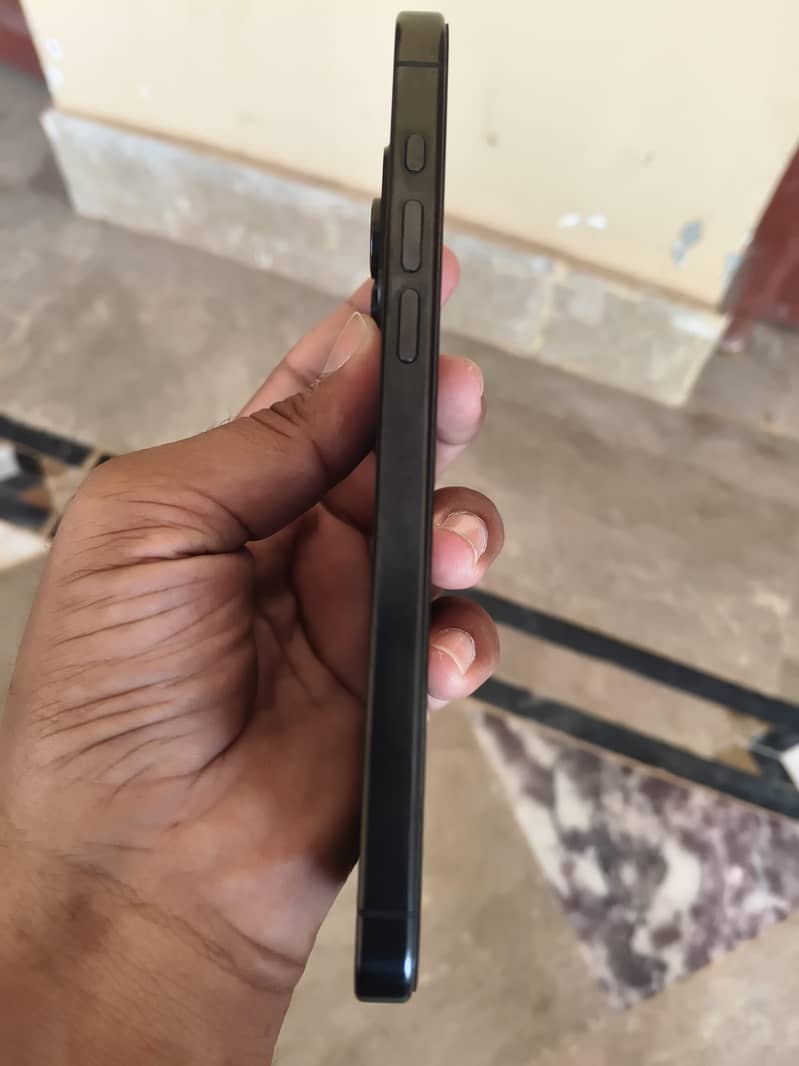 Apple iPhone 15 Pro Max 3