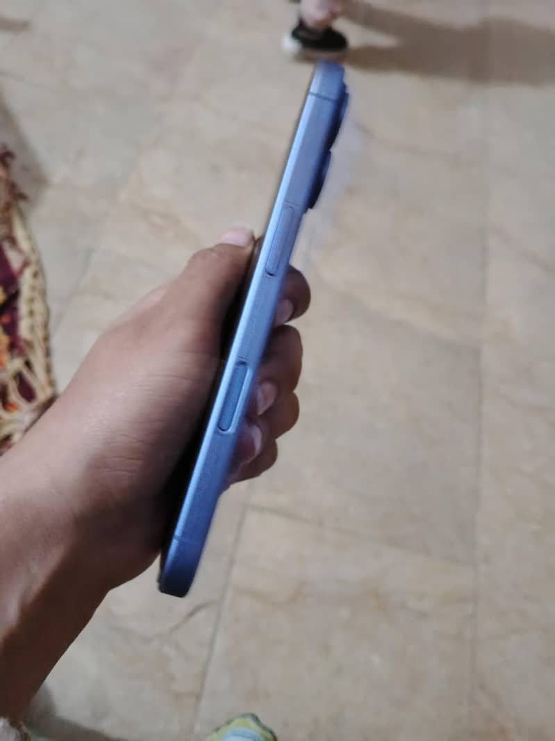 Apple iPhone 16 2