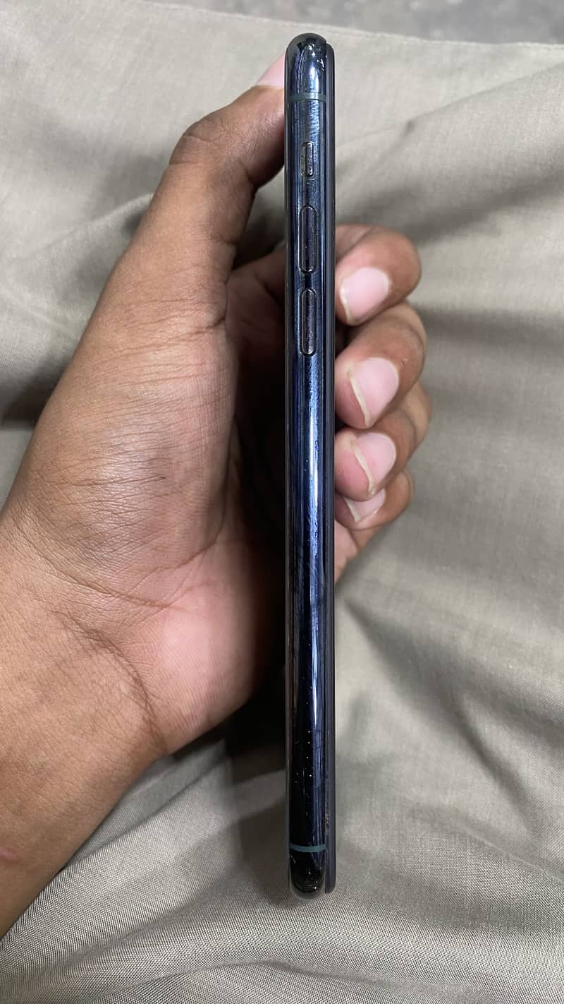 Apple iPhone 11 Pro Max 4