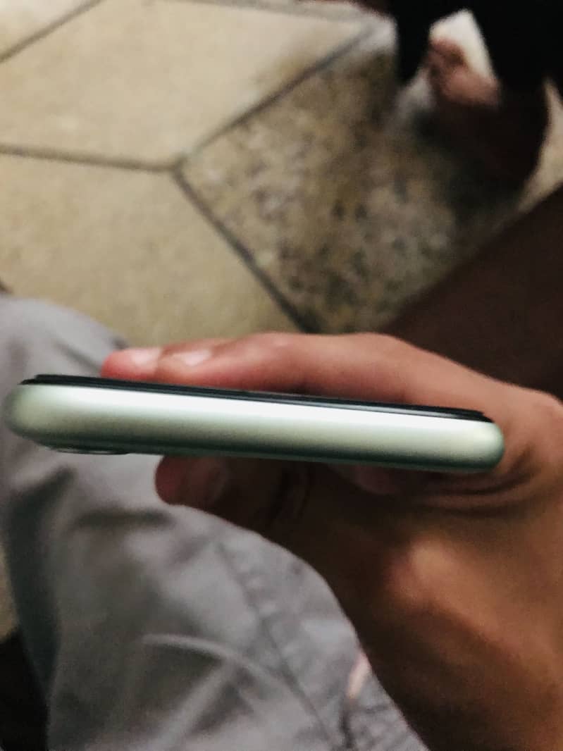 Apple iPhone 11 3
