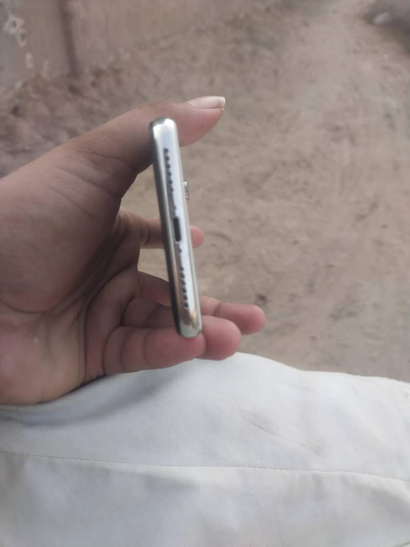 Apple iPhone X 4