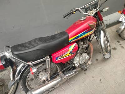 selling 125 2019 model red color