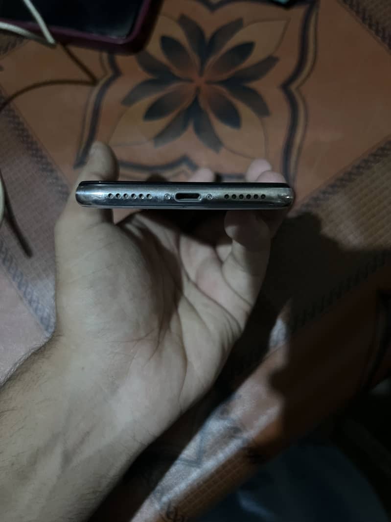 Apple iPhone X 4