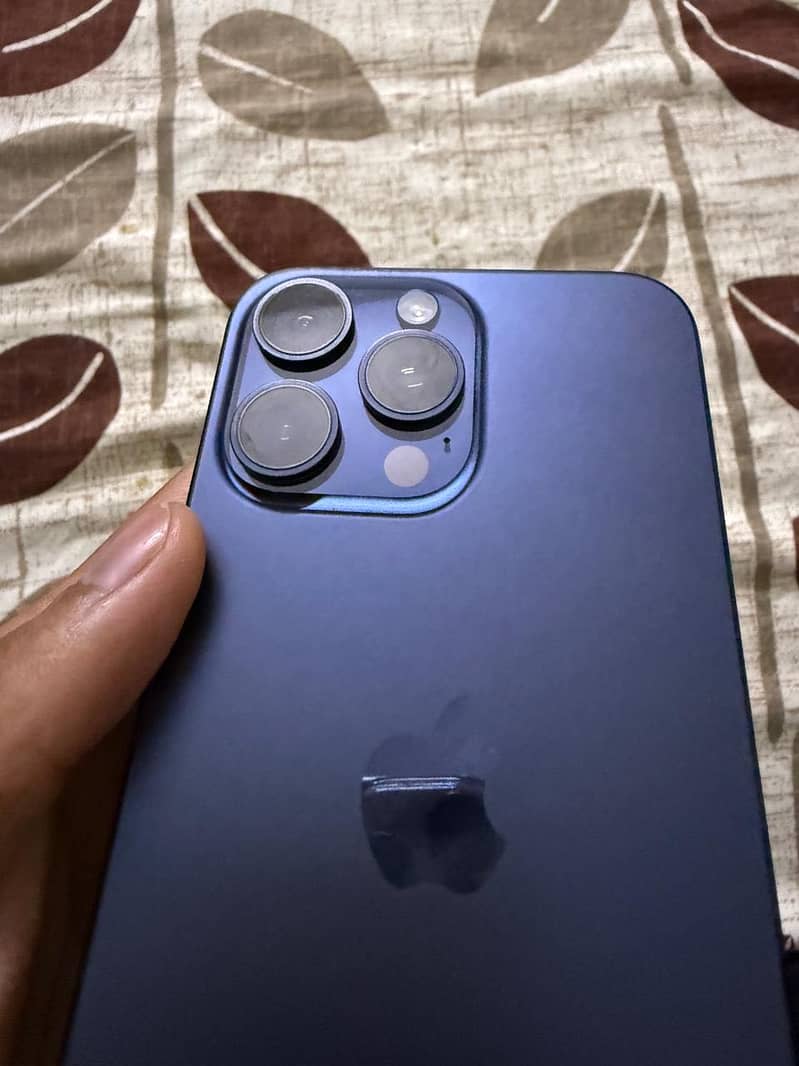 Apple iPhone 15 Pro Max 4