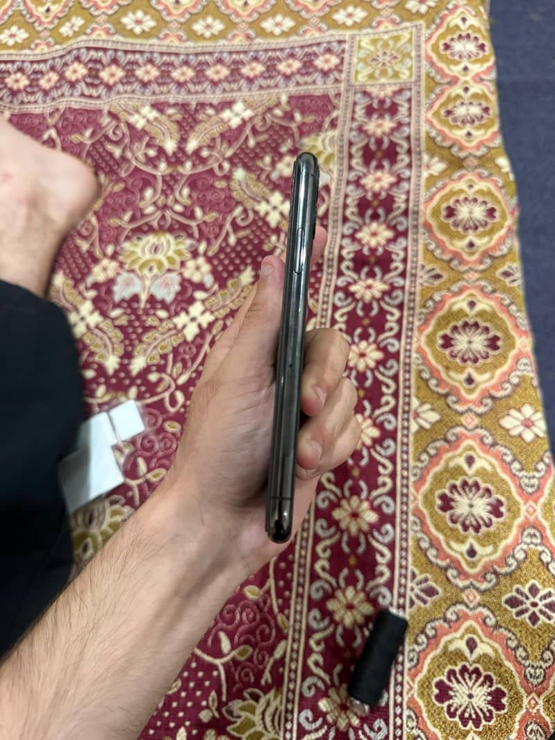 Apple iPhone 11 Pro 4