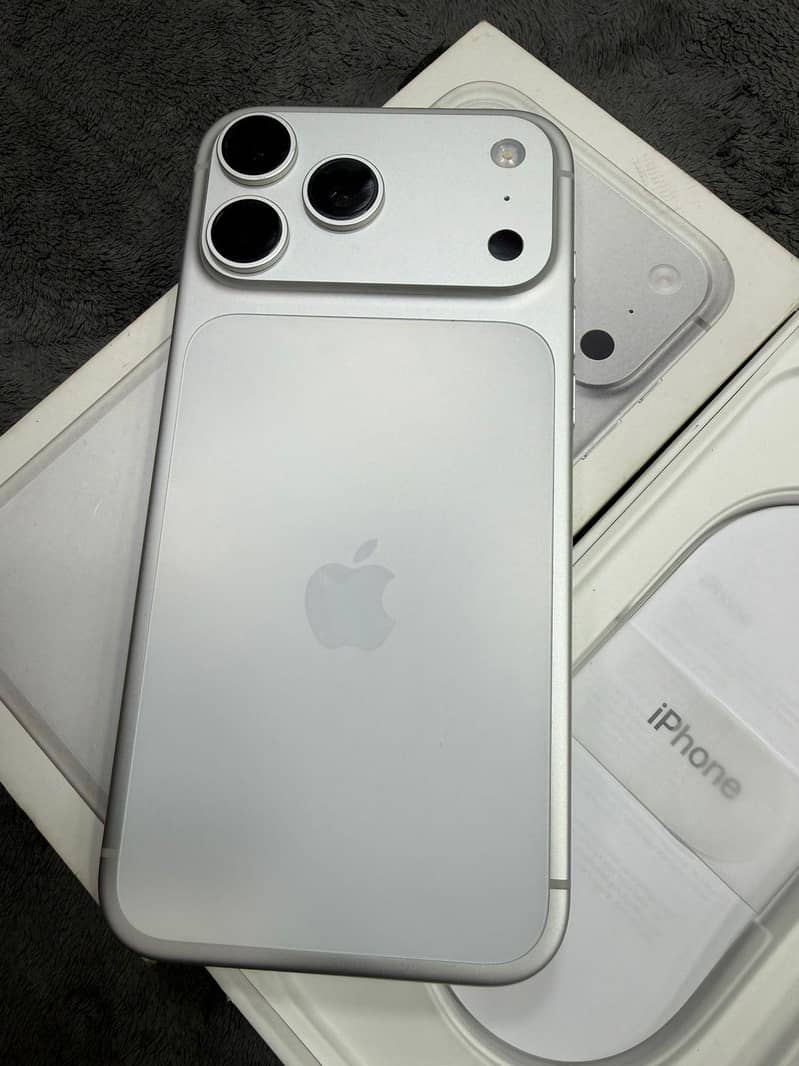 Apple iPhone 17 Pro Max 1