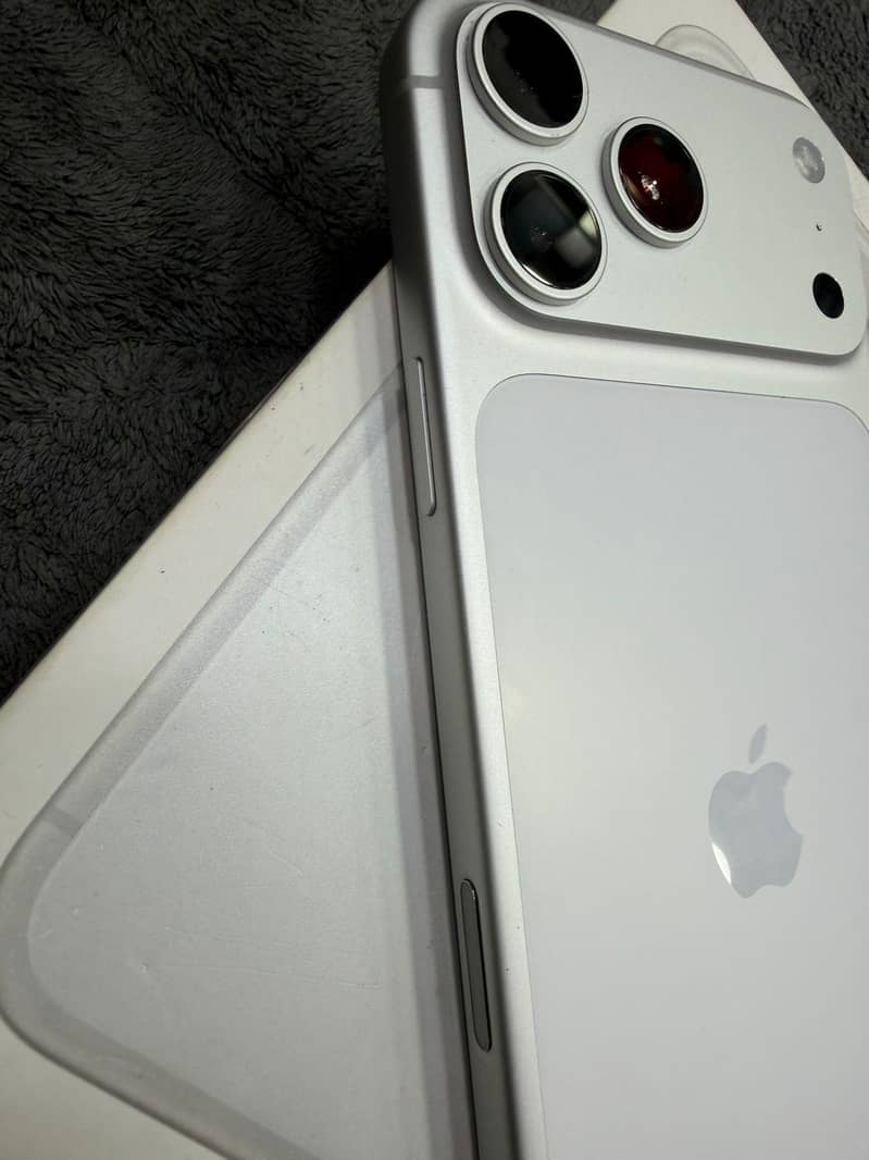Apple iPhone 17 Pro Max 4
