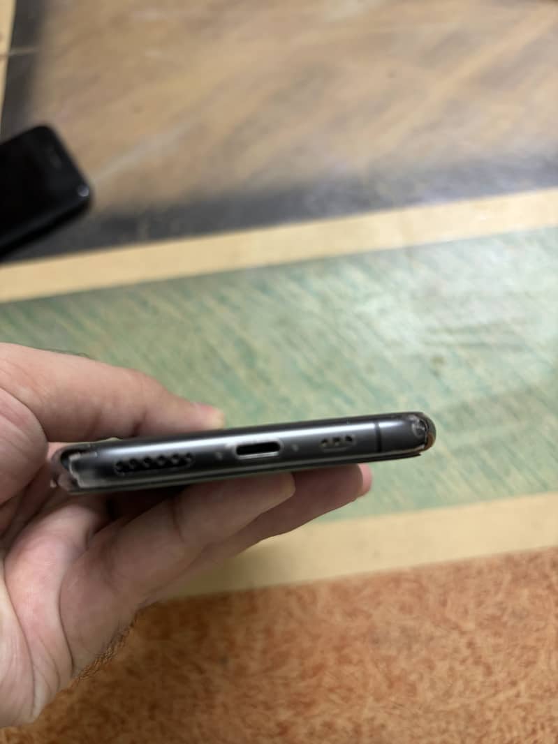 Apple iPhone XS 3