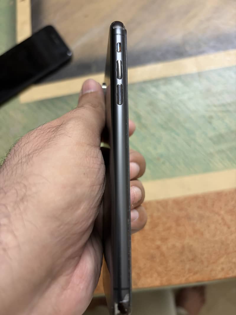 Apple iPhone XS 4