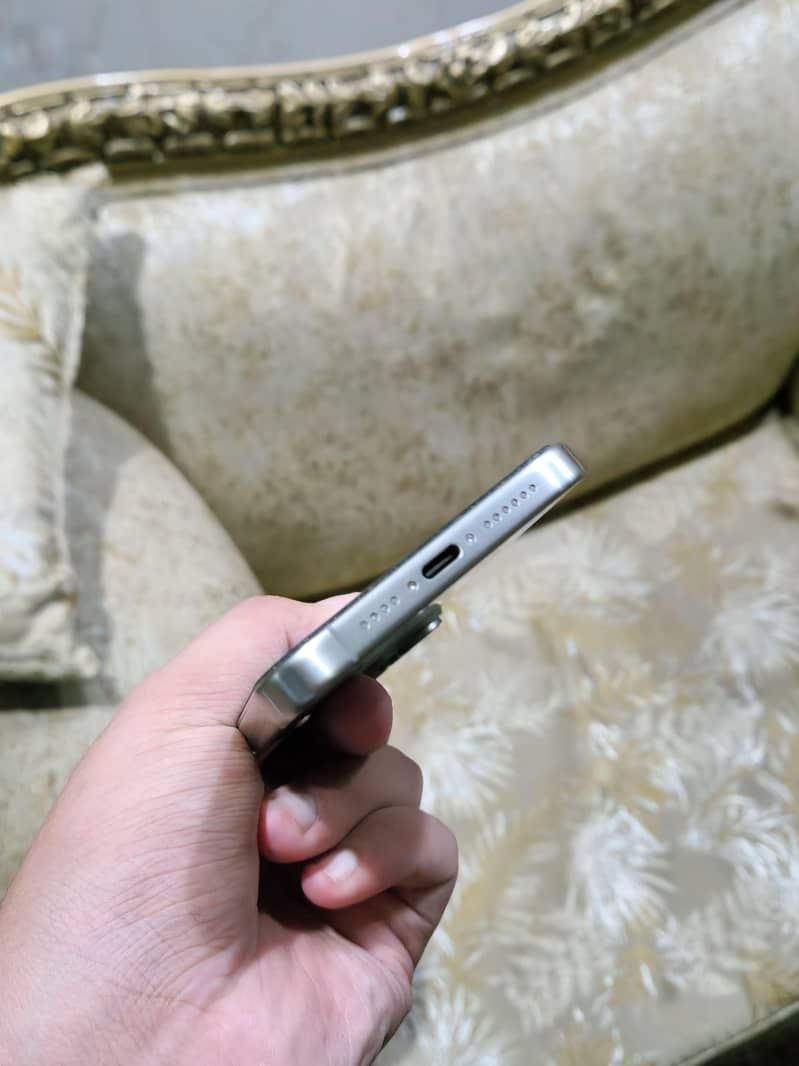 Apple iPhone 15 Pro Max 4
