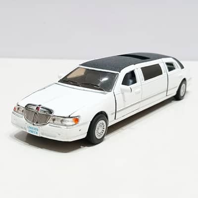 Kinsmart Die-Cast Metal 1999 Lincoln Town Car Stretch Limousine Model