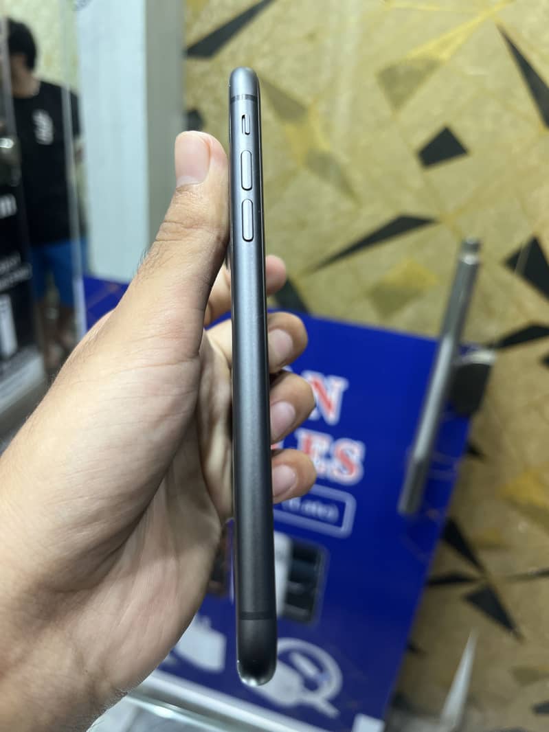 Apple iPhone 11 3