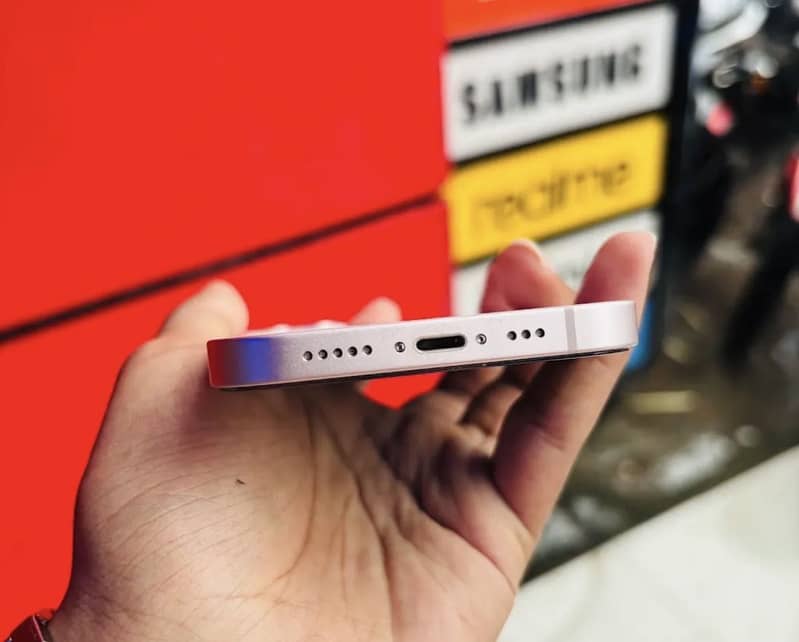 Apple iPhone 13 2