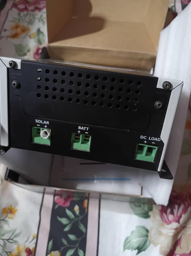 SIMTEK MPPT Solar Charge Controller – 70A – Almost New 3