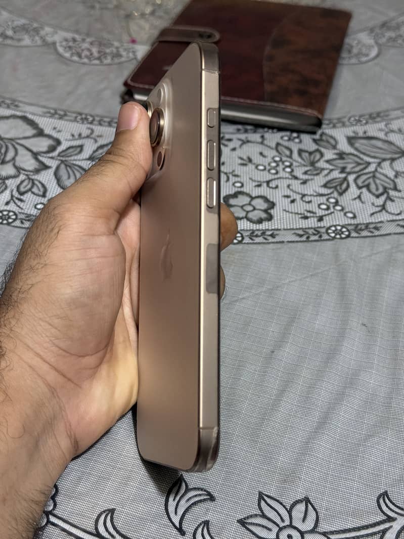 Apple iPhone 16 Pro Max 1
