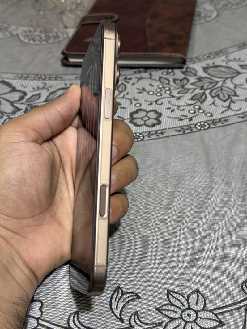 Apple iPhone 16 Pro Max 2