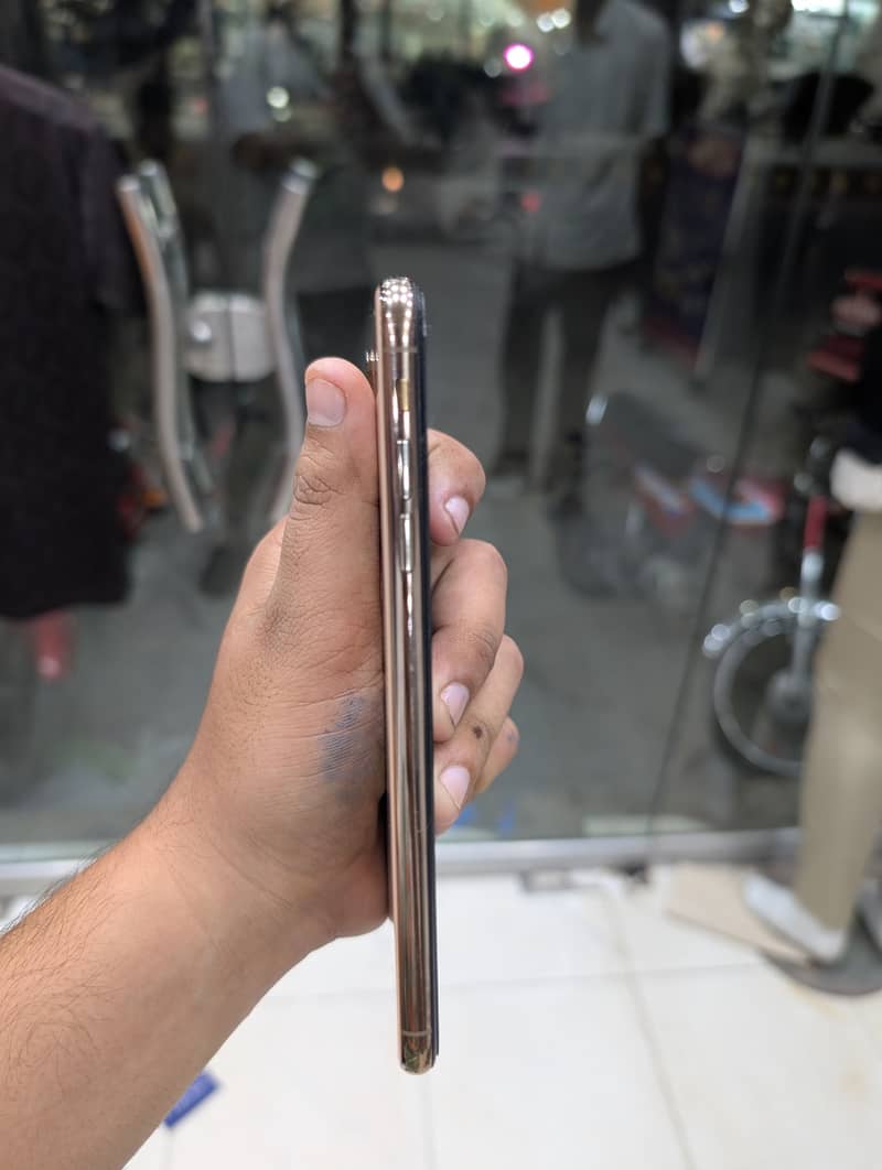 Apple iPhone XS Max 1