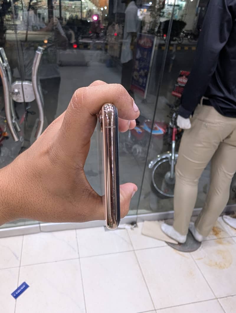 Apple iPhone XS Max 3